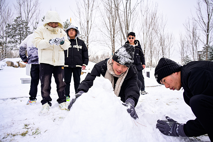 市民來到公園，堆起雪人，享受雪后的樂趣。胡忠攝